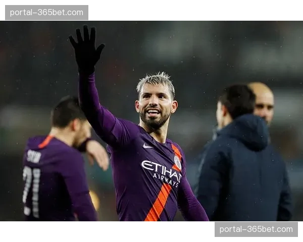 特写镜头：老将罗伊斯替补出场导演逆转，赛后获全场掌声致敬