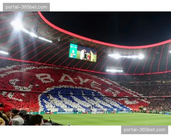 王子公园球场南看台巨型TIFO致敬即将离任的球队传奇